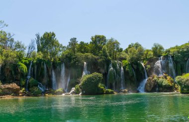 Pitoresk şelale Kravice Milli Parkı'nda Bosna ve Hersek'teki doğal görünümü