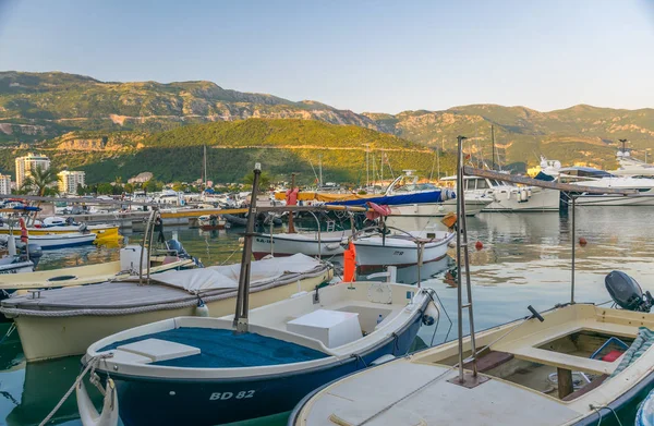 Μαυροβούνιο Budva Μαΐου 2017 Ψαράδες Και Ιστιοπλόους Δένουν Σκάφη Τους — Φωτογραφία Αρχείου