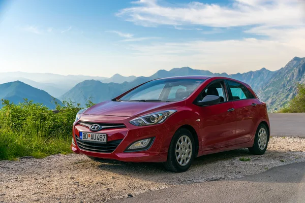 Karadağ - 31 Mayıs 2017: serpentine gezi için yol üzerinde turistler tarafından Park kırmızı araba