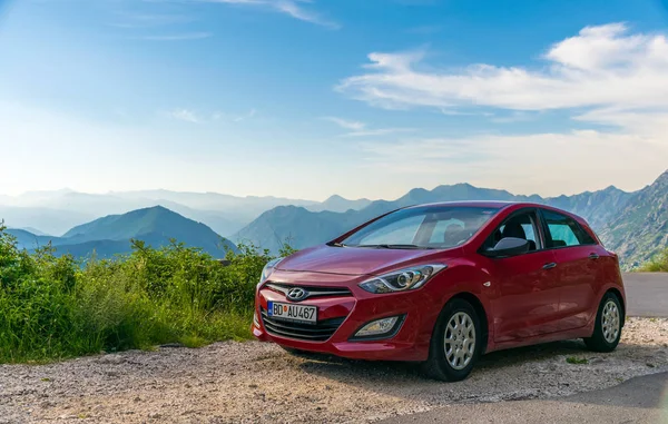 Karadağ - 31 Mayıs 2017: serpentine gezi için yol üzerinde turistler tarafından Park kırmızı araba