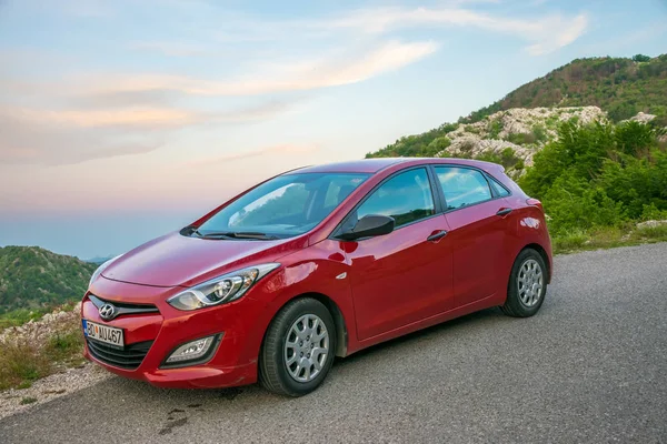 Karadağ - 31 Mayıs 2017: serpentine gezi için yol üzerinde turistler tarafından Park kırmızı araba