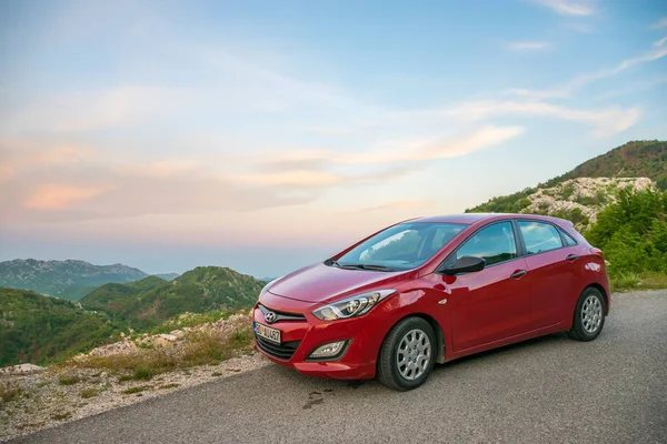 Karadağ - 31 Mayıs 2017: serpentine gezi için yol üzerinde turistler tarafından Park kırmızı araba