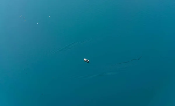 Vista Aérea Pescador Que Pesca Barco Meio Mar Aberto — Fotografia de Stock