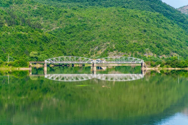 Puente Ferroviario Pasa Sobre Río Montaña —  Fotos de Stock