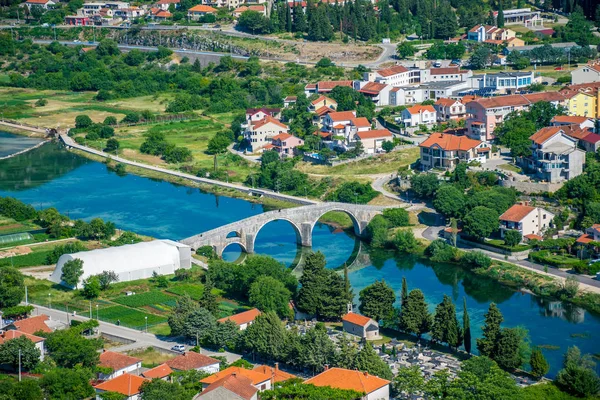 Trebin doğal görünümünü yükseklikten, antik tapınak Hercegovachka-Gracanica