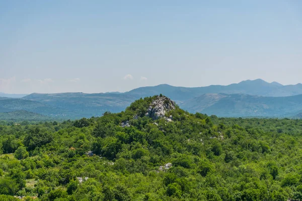 Collina Sassosa Sorge Sopra Altopiano — Foto Stock