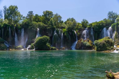 Pitoresk şelale Kravice Milli Parkı'nda Bosna ve Hersek'teki doğal görünümü