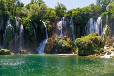 Pitoresk şelale Kravice Milli Parkı'nda Bosna ve Hersek'teki doğal görünümü