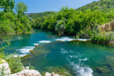 dağların akan nehir hızlı dağ manzarası 