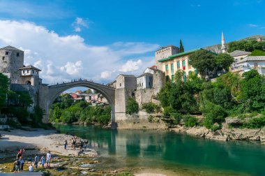 Bosna-Hersek, Mostar - 01 Haziran 2017: Osmanlı tarzında inşa köprü turist ziyaret.