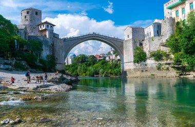 Bosna-Hersek, Mostar - 01 Haziran 2017: Osmanlı tarzında inşa köprü turist ziyaret.