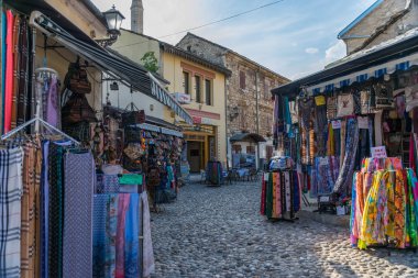 Bosna-Hersek, Mostar - 01 Haziran 2017: Ürünlerini pazarda satmak.