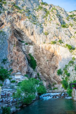 Bosna-Hersek, Blagaj - 01 Haziran 2017: yerel su gelen turist kaya mağara
