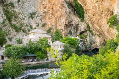 Bosna-Hersek, Blagaj - 01 Haziran 2017: Restoran mağara Nehri kıyısında