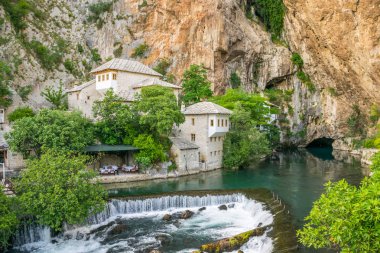 Bosna-Hersek, Blagaj - 01 Haziran 2017: Restoran mağara Nehri kıyısında