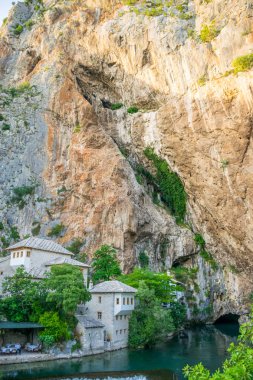 Bosna-Hersek, Blagaj - 01 Haziran 2017: Restoran mağara Nehri kıyısında