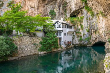 Uçurum mağara nehir kıyısında yakınındaki antik İslam Camii