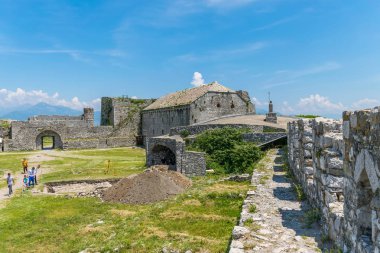 Arnavutluk - 02 Haziran 2017: turistler yaz aylarında Rozafa Kalesi.