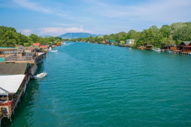 Panoramik restoran deniz ürünleri ile turistler için kayan 