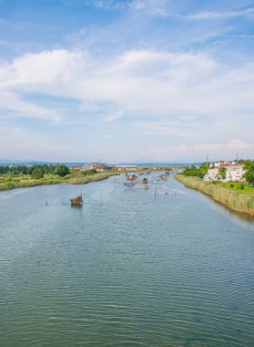 Balıkçılar denizde inşa kulübelerde balık yakalamak.