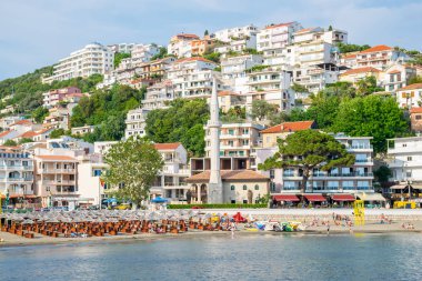 Karadağ, Ulcinj - Haziran 02/2017: turistlerin dinlenme şehir sahilde akşamları
