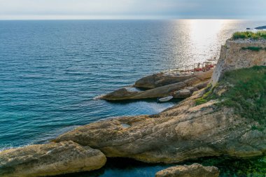 Fırtına sırasında büyük kayalar doğal dalgakıranlar.