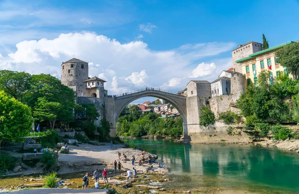 Bosnia Herzegovina Mostar Junio 2017 Los Turistas Visitaron Puente Construido — Foto de Stock