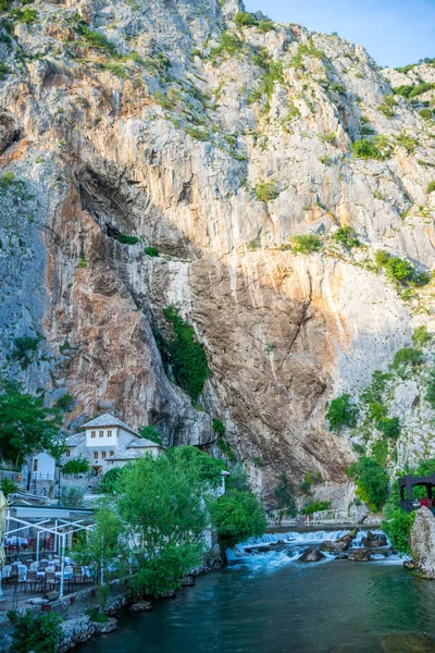 Bosna Hercegovina Blagaj Června 2017 Turisté Navštíví Místní Vodní Jeskyně — Stock fotografie