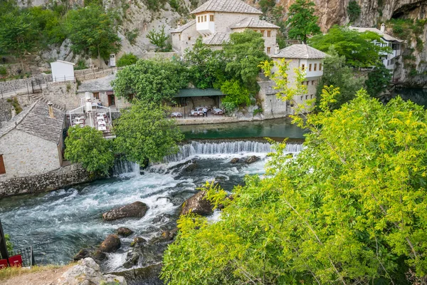Bosna-Hersek, Blagaj - 01 Haziran 2017: Restoran mağara Nehri kıyısında