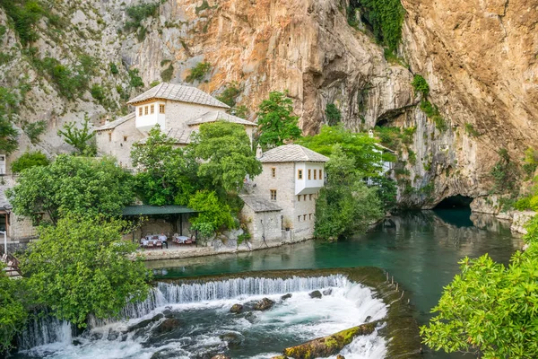 Bosna Hercegovina Blagaj Června 2017 Restaurace Břehu Řeky Jeskyně — Stock fotografie