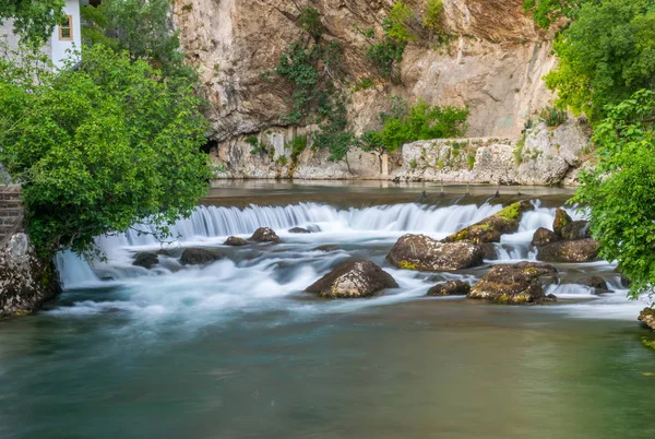 Rio Montanha Formou Uma Pequena Cachoeira Entre Corredeiras Pedregosas — Fotografia de Stock