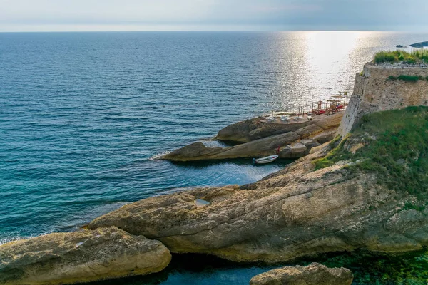 Fırtına sırasında büyük kayalar doğal dalgakıranlar.