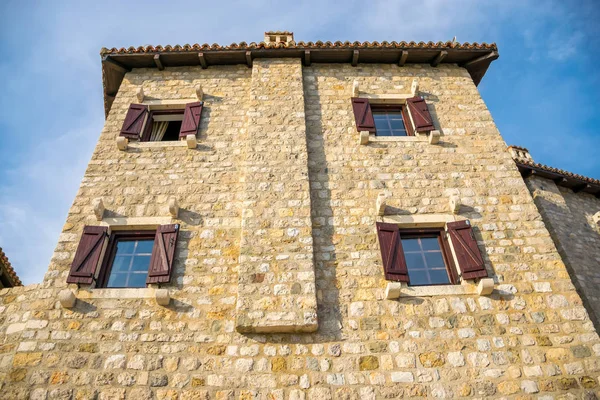中世の街で古いシャッターが付く家の美しい外観 — ストック写真