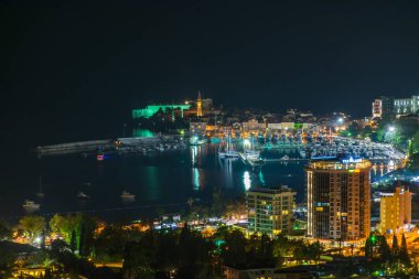 Karadağ, Budva - 02 Haziran 2017: gece parlayan şehir doğal görünümünü