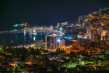 Karadağ, Budva - 02 Haziran 2017: gece parlayan şehir doğal görünümünü