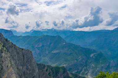 Beyaz karla kaplı pitoresk dağların doğal görünümü