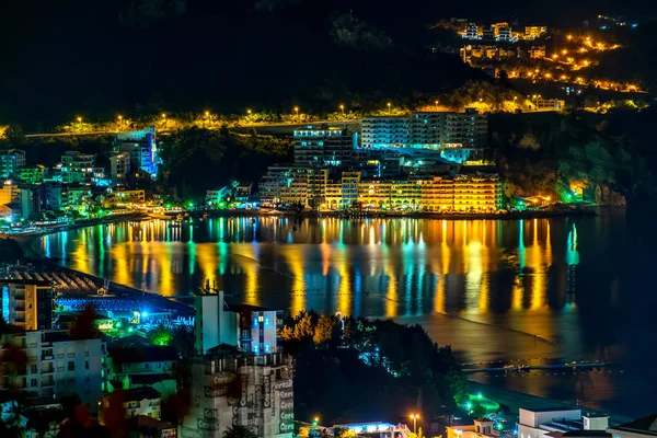 Karadağ, Becici - Haziran 02/2017: turist geceleri sahilde yürüyüşe gitti.