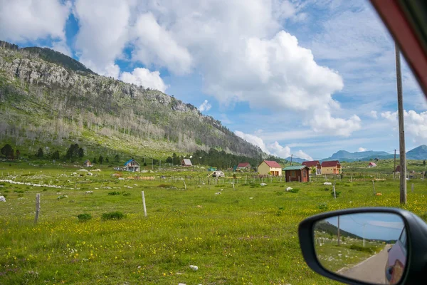 Pequena Aldeia Entre Colinas Verdes Montanhas — Fotografia de Stock