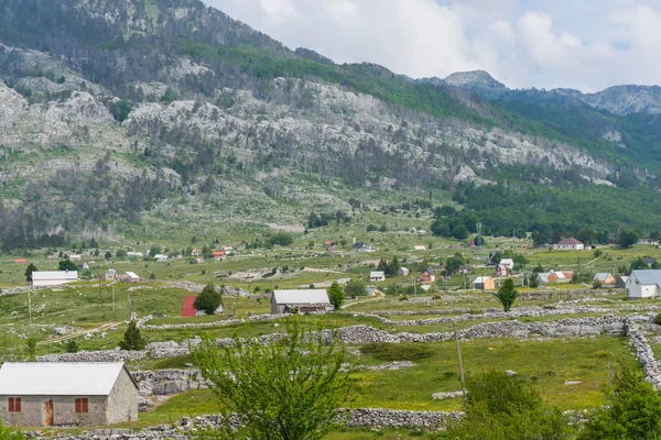 Malá Vesnice Mezi Zelené Kopce Hory — Stock fotografie