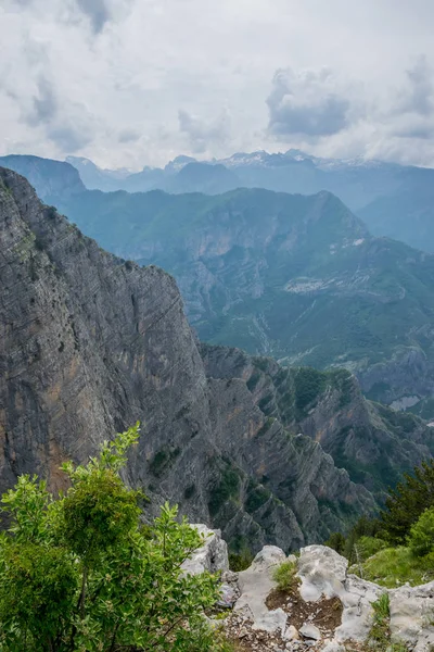 陡峭的山坡全景 如诗如画的景色 — 图库照片