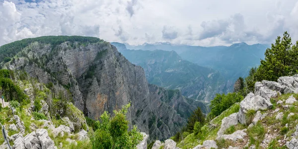 陡峭的山坡全景 如诗如画的景色 — 图库照片