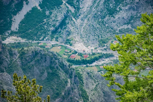 Vista Panoramica Del Piccolo Villaggio Fondo Profondo Canyon — Foto Stock