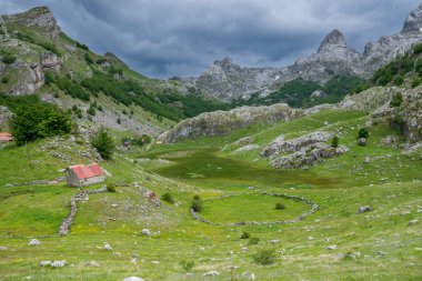 Yüksek rocky Dağları üzerinde gri bulutlar yağmur 