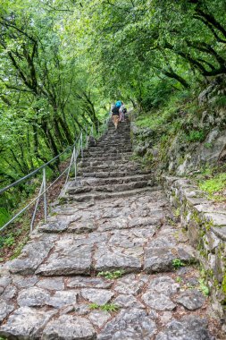Karadağ, Ostrog Manastırı - 03 Haziran 2017: Hacılar Kutsal Üçlü kutlama için Ortaçağ monastery yakınındaki. 
