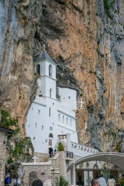 Karadağ, Ostrog Manastırı - Haziran 03/2017: dualar deklarasyonudur Ortaçağ manastır, Kutsal Üçlü bayram onuruna