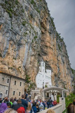 Karadağ, Ostrog Manastırı - Haziran 03/2017: dualar deklarasyonudur Ortaçağ manastır, Kutsal Üçlü bayram onuruna