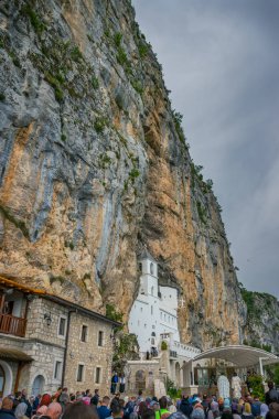 Karadağ, Ostrog Manastırı - Haziran 03/2017: dualar deklarasyonudur Ortaçağ manastır, Kutsal Üçlü bayram onuruna