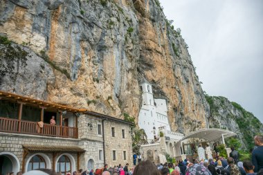 Karadağ, Ostrog Manastırı - Haziran 03/2017: dualar deklarasyonudur Ortaçağ manastır, Kutsal Üçlü bayram onuruna