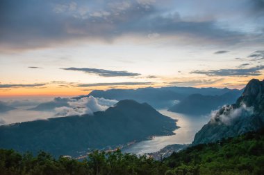 Havadan görünümden yüksek dağ tepe batımında Kotor Körfezi