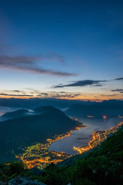 Havadan görünümden yüksek dağ tepe batımında Kotor Körfezi